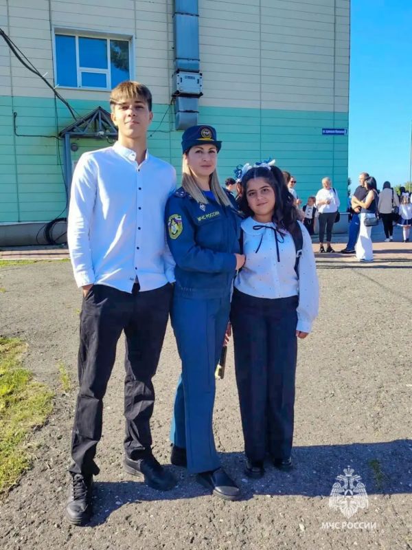 С Днем знаний!. Сегодня, в особенный день, сотни тысяч ребят переступили школьный порог и сели за парты С Днем знаний!. Сегодня, в особенный день, сотни тысяч ребят переступили школьный порог и сели за парты