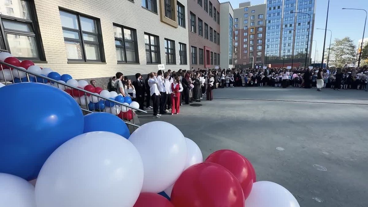 Во всех школах Южно-Сахалинска сегодня отмечали День знаний