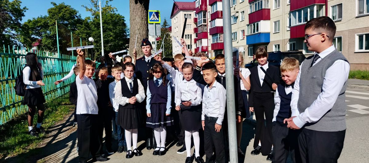 Первый звонок прозвенел. А значит — снова в путь! Первый звонок прозвенел. А значит — снова в путь!