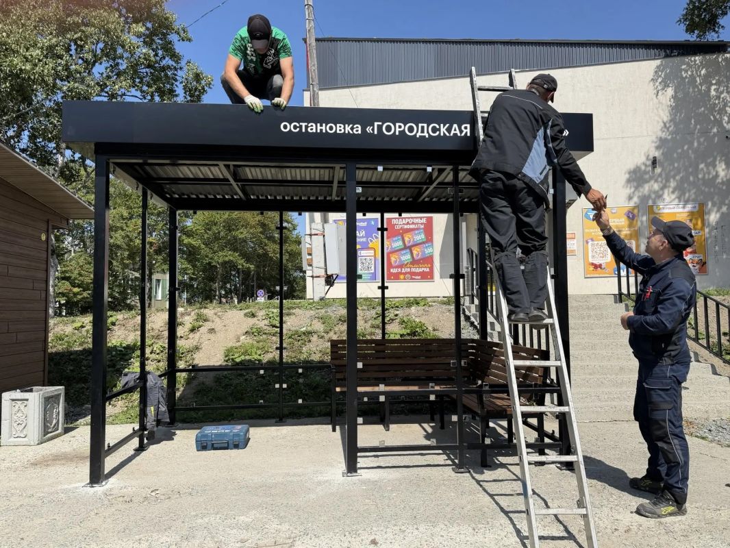 В Корсакове ставят новые современные остановки - жителей просят не вандалить В Корсакове ставят новые современные остановки - жителей просят не вандалить