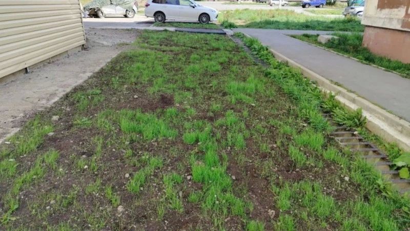 В Долинске по поручению губернатора привели в порядок двор на улице Комсомольской В Долинске по поручению губернатора привели в порядок двор на улице Комсомольской