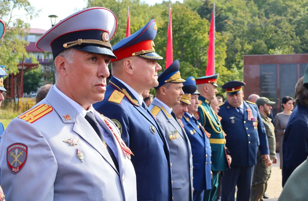 Руководитель следственного управления СК России по Сахалинской области совместно с кадетами принял участие в мероприятиях, посвящённых Дню Победы над милитаристской Японией и окончанию Второй мировой войны Руководитель следственного управления СК России по Сахалинской области совместно с кадетами принял участие в мероприятиях, посвящённых Дню Победы над милитаристской Японией и окончанию Второй мировой войны