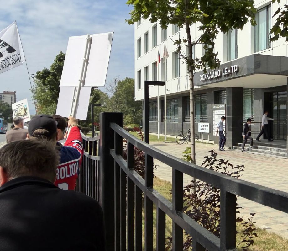 В День Победы над милитаристской Японией и окончания Второй мировой войны южно-сахалинцы с активной гражданской позицией провели митинг у здания генерального консульства Японии В День Победы над милитаристской Японией и окончания Второй мировой войны южно-сахалинцы с активной гражданской позицией провели митинг у здания генерального консульства Японии