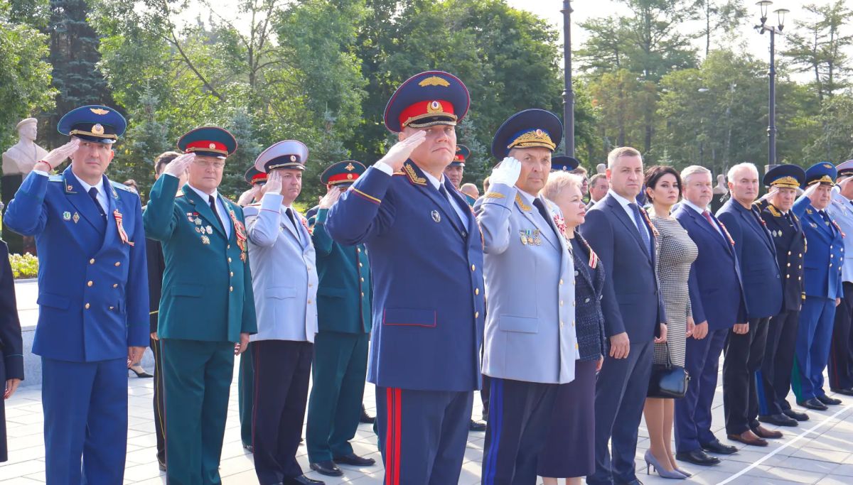Руководитель следственного управления СК России по Сахалинской области совместно с кадетами принял участие в мероприятиях, посвящённых Дню Победы над милитаристской Японией и окончанию Второй мировой войны Руководитель следственного управления СК России по Сахалинской области совместно с кадетами принял участие в мероприятиях, посвящённых Дню Победы над милитаристской Японией и окончанию Второй мировой войны