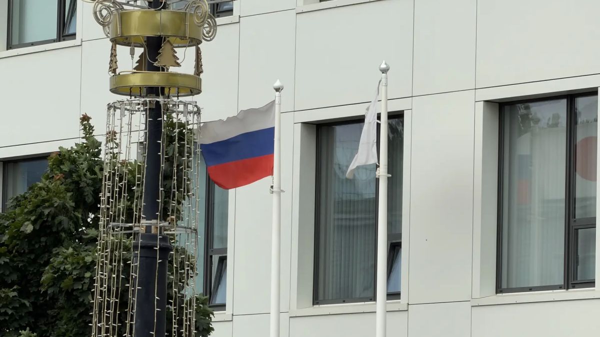 В День Победы над милитаристской Японией и окончания Второй мировой войны южно-сахалинцы с активной гражданской позицией провели митинг у здания генерального консульства Японии В День Победы над милитаристской Японией и окончания Второй мировой войны южно-сахалинцы с активной гражданской позицией провели митинг у здания генерального консульства Японии