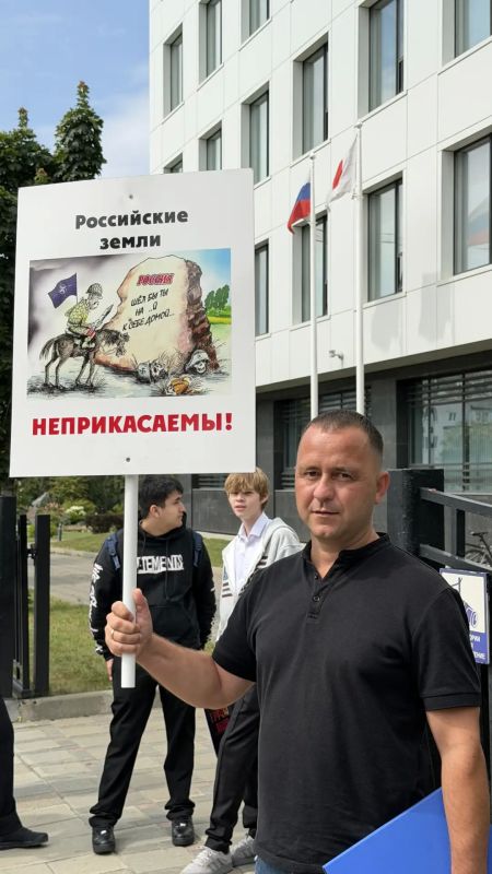 В День Победы над милитаристской Японией и окончания Второй мировой войны южно-сахалинцы с активной гражданской позицией провели митинг у здания генерального консульства Японии В День Победы над милитаристской Японией и окончания Второй мировой войны южно-сахалинцы с активной гражданской позицией провели митинг у здания генерального консульства Японии