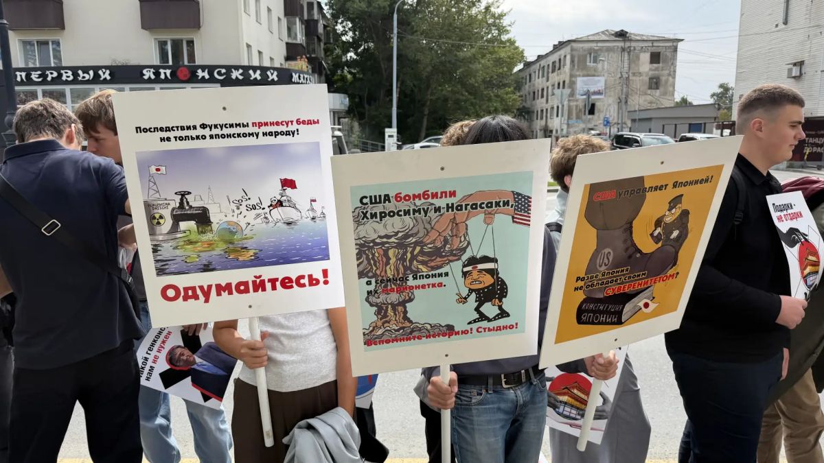 В День Победы над милитаристской Японией и окончания Второй мировой войны южно-сахалинцы с активной гражданской позицией провели митинг у здания генерального консульства Японии В День Победы над милитаристской Японией и окончания Второй мировой войны южно-сахалинцы с активной гражданской позицией провели митинг у здания генерального консульства Японии