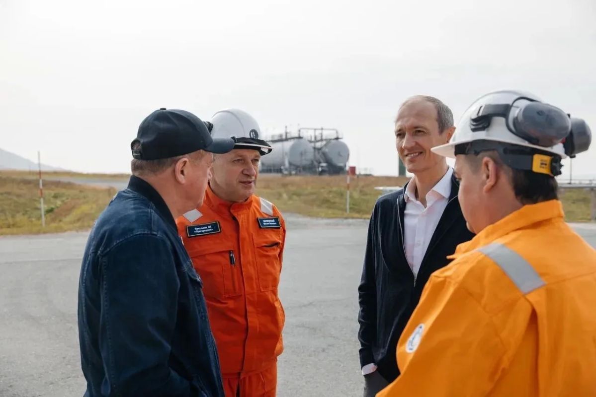 Валерий Лимаренко: Вместе с Заместителем Председателя Правительства РФ – Руководителем Аппарата Правительства РФ Дмитрием Григоренко посетили завод СПГ компании «Сахалинская Энергия» в Пригородном Валерий Лимаренко: Вместе с Заместителем Председателя Правительства РФ – Руководителем Аппарата Правительства РФ Дмитрием Григоренко посетили завод СПГ компании «Сахалинская Энергия» в Пригородном