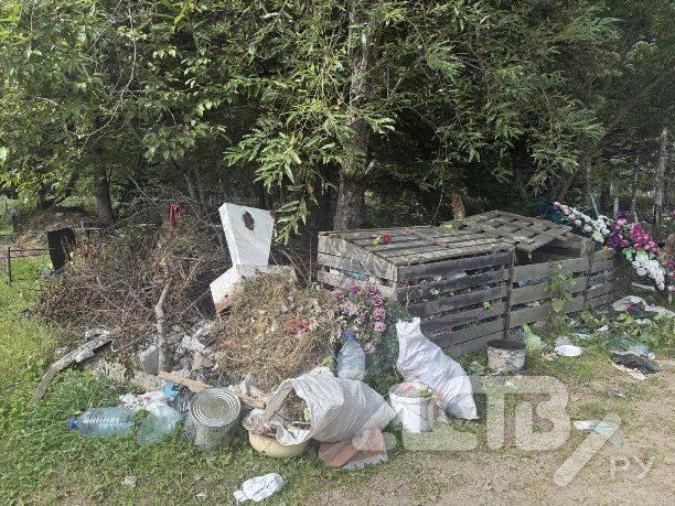 Сахалинка пожаловалась на посетителей кладбища, которые "устраивают свинство" рядом с могилами Сахалинка пожаловалась на посетителей кладбища, которые "устраивают свинство" рядом с могилами
