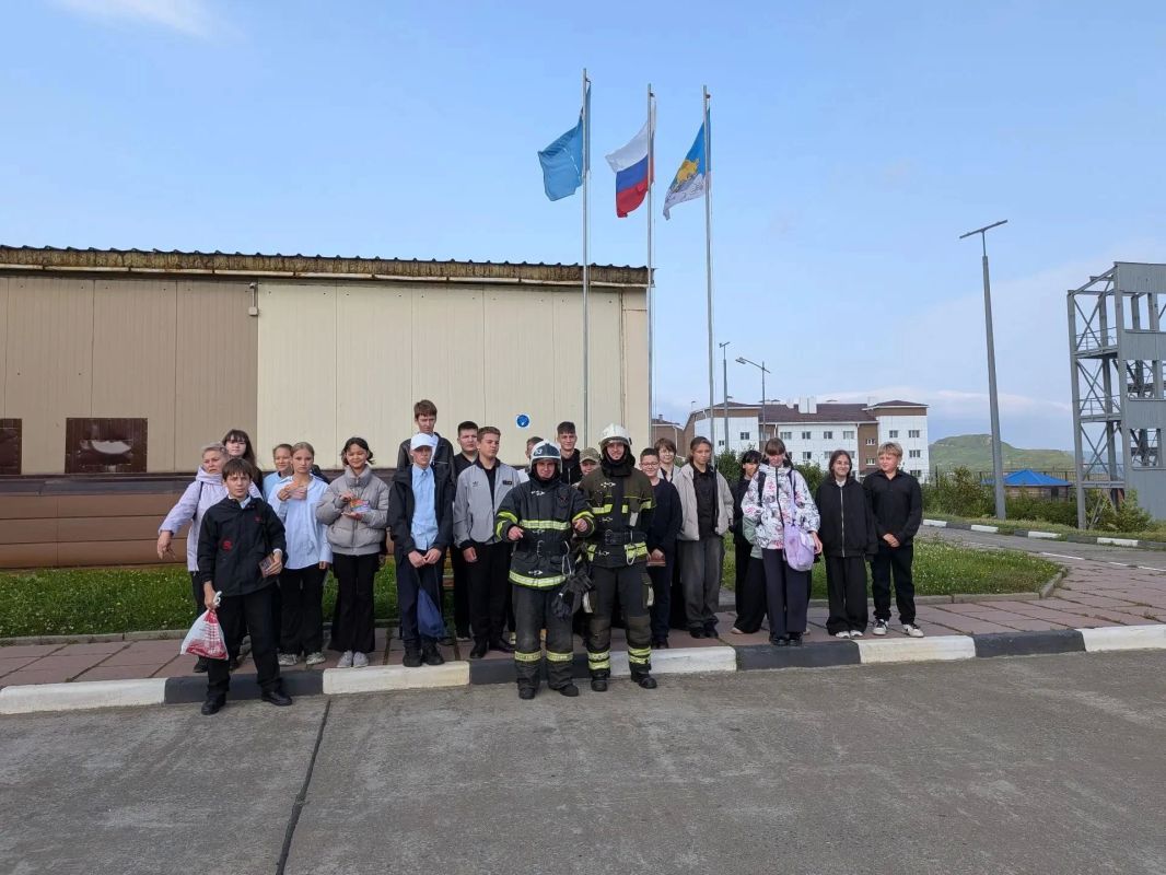 В гости к пожарным. С 1 по 8 сентября в пожарно-спасательных отрядах Сахалинской области проходят дни открытых дверей. Дети и подростки со всех районов в составе экскурсионных групп посещают пожарно-спасательные части В гости к пожарным. С 1 по 8 сентября в пожарно-спасательных отрядах Сахалинской области проходят дни открытых дверей. Дети и подростки со всех районов в составе экскурсионных групп посещают пожарно-спасательные части