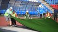 На стадионе «Спартак» в Южно-Сахалинске укладывают новое футбольное поле