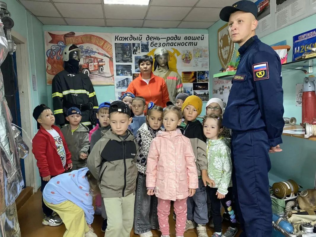 В гости к пожарным. С 1 по 8 сентября в пожарно-спасательных отрядах Сахалинской области проходят дни открытых дверей. Дети и подростки со всех районов в составе экскурсионных групп посещают пожарно-спасательные части В гости к пожарным. С 1 по 8 сентября в пожарно-спасательных отрядах Сахалинской области проходят дни открытых дверей. Дети и подростки со всех районов в составе экскурсионных групп посещают пожарно-спасательные части
