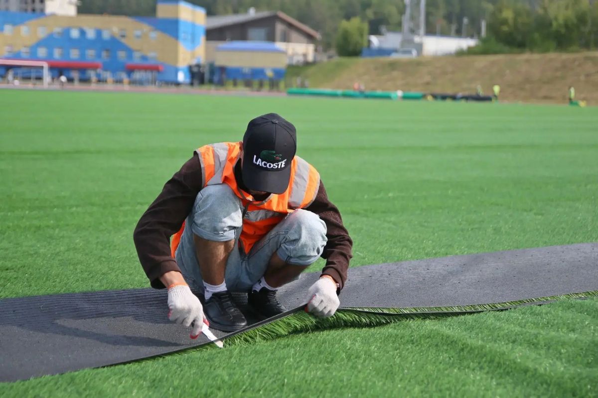 На стадионе “Спартак” в Южно-Сахалинске укладывают новый газон На стадионе “Спартак” в Южно-Сахалинске укладывают новый газон