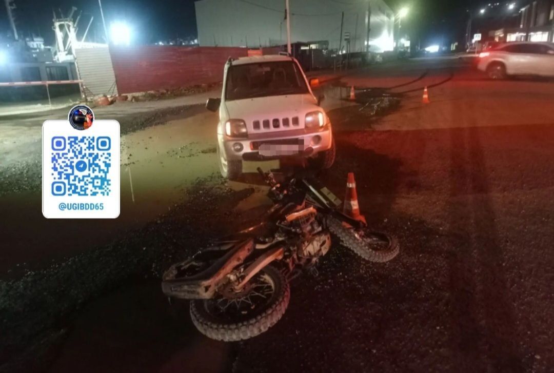 В Южно-Курильском районе 25-летняя водитель Suzuki Jimny при выезде задним ходом врезалась в мотоцикл 17-летнего подростка