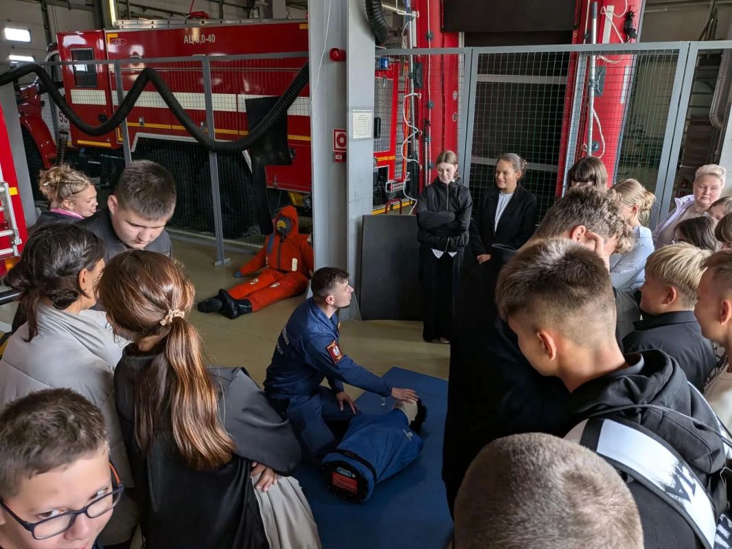 С 1 по 8 сентября в школах Сахалинской области прошла «Неделя пожарной безопасности» С 1 по 8 сентября в школах Сахалинской области прошла «Неделя пожарной безопасности»