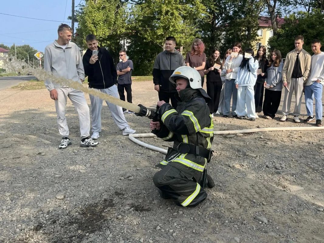 С 1 по 8 сентября в школах Сахалинской области прошла «Неделя пожарной безопасности» С 1 по 8 сентября в школах Сахалинской области прошла «Неделя пожарной безопасности»