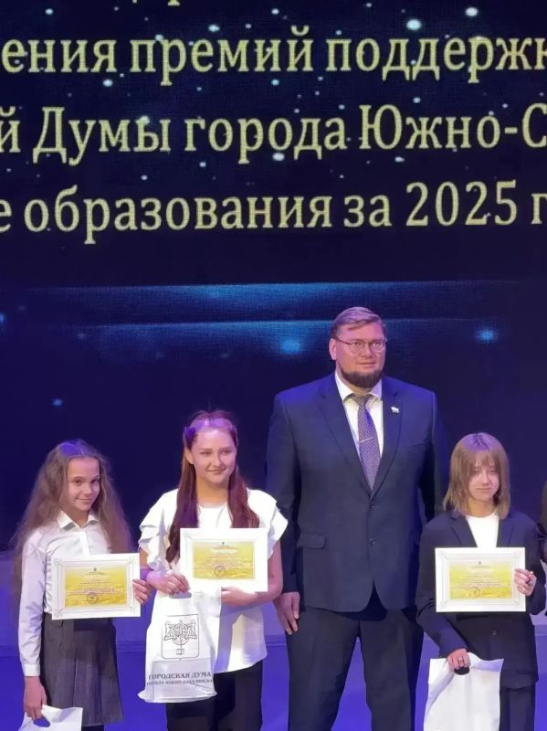 Школе №14 – 80 лет!. Сегодня здесь учатся около 300 ребят с 1-го по 11-й класс – с разными интересами, способностями и образовательными потребностями Школе №14 – 80 лет!. Сегодня здесь учатся около 300 ребят с 1-го по 11-й класс – с разными интересами, способностями и образовательными потребностями