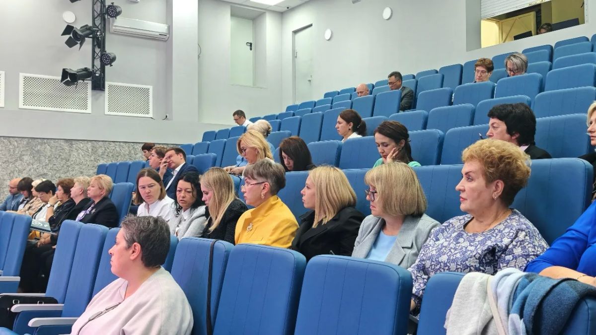 Представитель Сахалинской областной общественной организации «Союз ветеранов следствия» Анатолий Хансуевич О совместно с сотрудником регионального следственного управления провел встречу с директорами школ г. Южно-Сахалинска Представитель Сахалинской областной общественной организации «Союз ветеранов следствия» Анатолий Хансуевич О совместно с сотрудником регионального следственного управления провел встречу с директорами школ г. Южно-Сахалинска