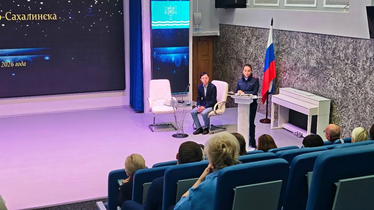 Представитель Сахалинской областной общественной организации «Союз ветеранов следствия» Анатолий Хансуевич О совместно с сотрудником регионального следственного управления провел встречу с директорами школ г. Южно-Сахалинска Представитель Сахалинской областной общественной организации «Союз ветеранов следствия» Анатолий Хансуевич О совместно с сотрудником регионального следственного управления провел встречу с директорами школ г. Южно-Сахалинска