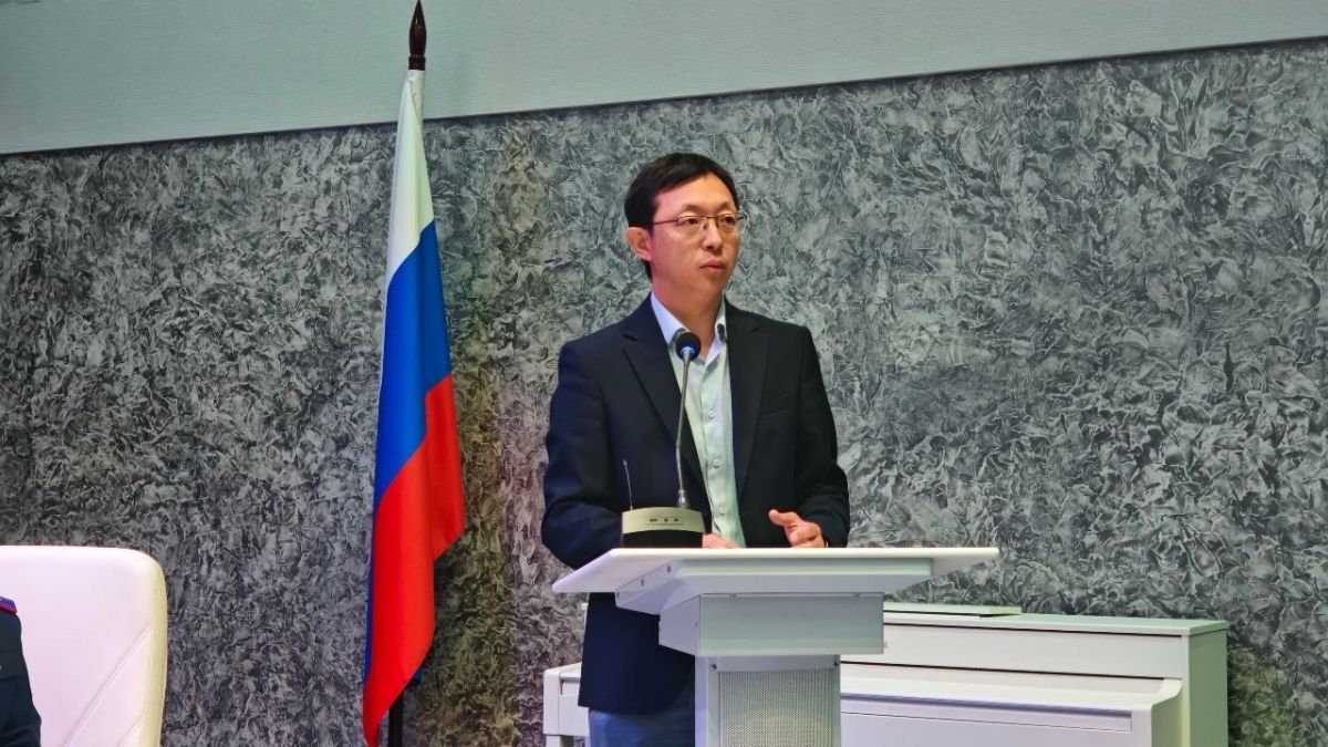 Представитель Сахалинской областной общественной организации «Союз ветеранов следствия» Анатолий Хансуевич О совместно с сотрудником регионального следственного управления провел встречу с директорами школ г. Южно-Сахалинска Представитель Сахалинской областной общественной организации «Союз ветеранов следствия» Анатолий Хансуевич О совместно с сотрудником регионального следственного управления провел встречу с директорами школ г. Южно-Сахалинска