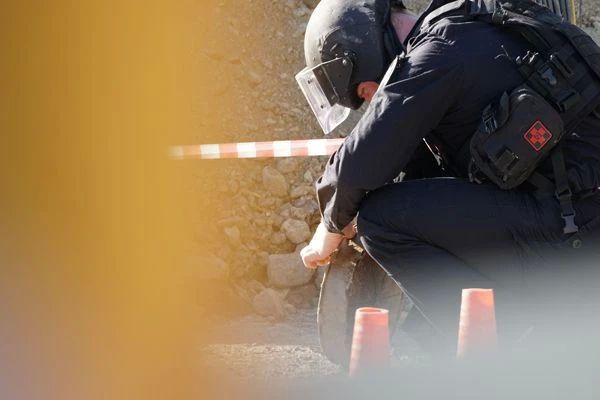 На Сахалине взрывотехники ОМОН «Тайфун» обследовали противотанковую мину На Сахалине взрывотехники ОМОН «Тайфун» обследовали противотанковую мину