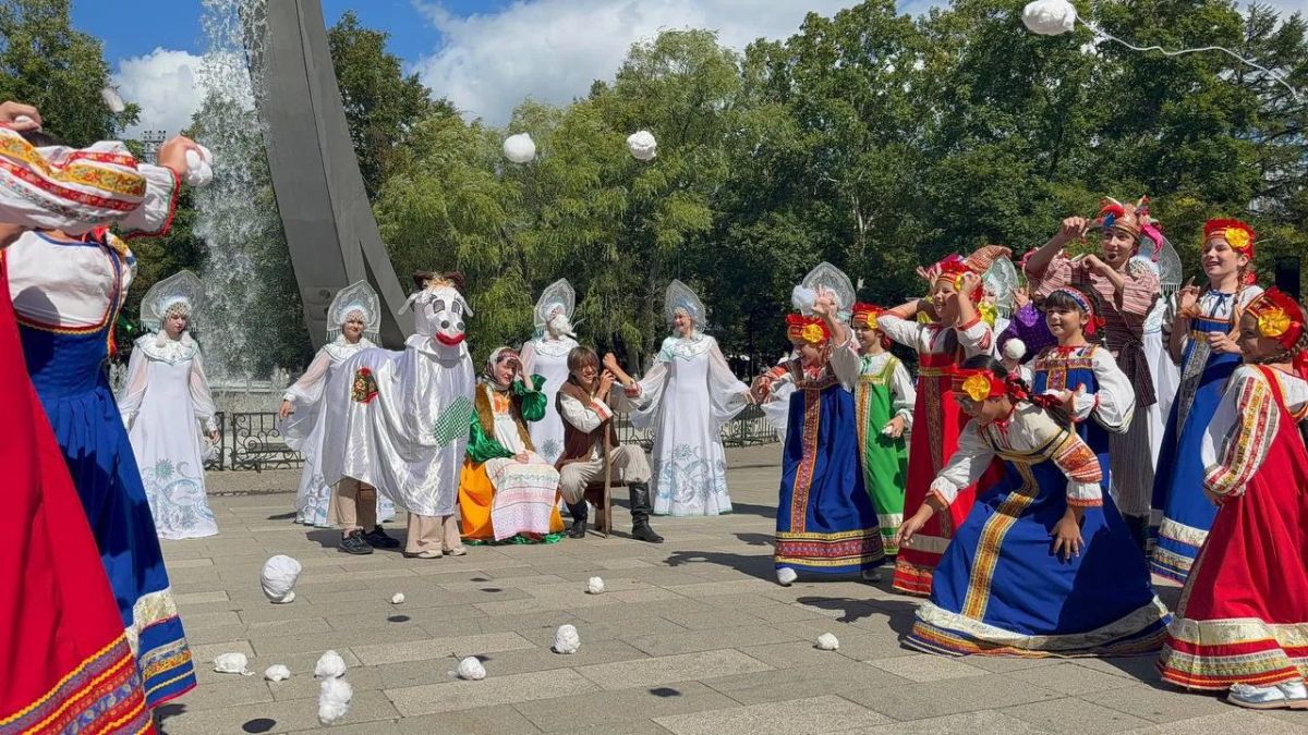 Спектакль-променад «Жили-были напротив неба»! Спектакль-променад «Жили-были напротив неба»!