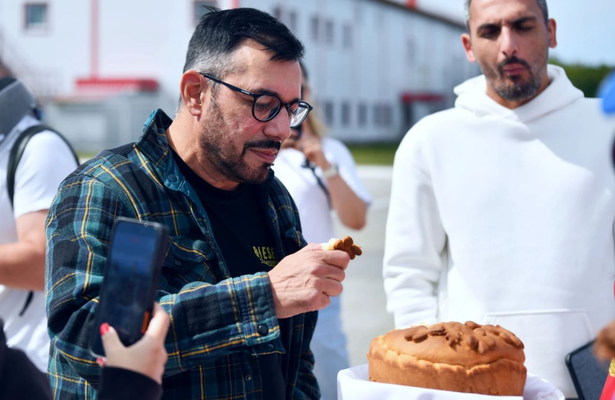 Менее часа назад в аэропорту «Ясный» приземлился самолёт, на котором прибыли руководитель и участники вокальной арт-группы «Хор Турецкого» Менее часа назад в аэропорту «Ясный» приземлился самолёт, на котором прибыли руководитель и участники вокальной арт-группы «Хор Турецкого»