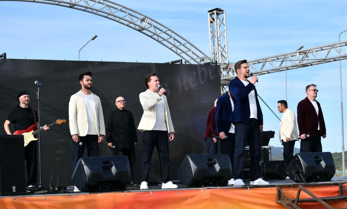 Курильчане спели хором с «Хором Турецкого» Курильчане спели хором с «Хором Турецкого»