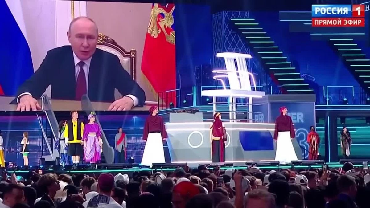В Екатеринбурге Президент России Владимир Владимирович Путин обратился к участникам Международного фестиваля молодёжи: