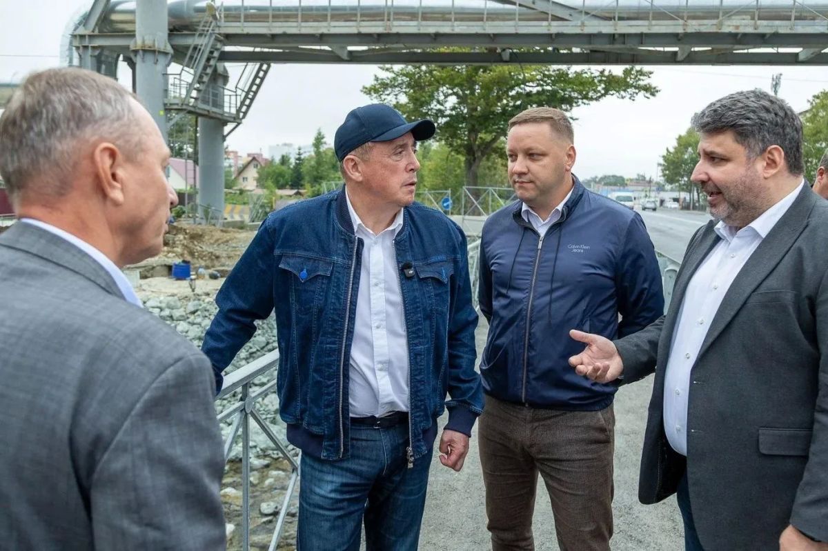 Пять полос, мост через реку и городская инсталляция: Валерий Лимаренко оценил капремонт северной части проспекта Мира в Южно-Сахалинске Пять полос, мост через реку и городская инсталляция: Валерий Лимаренко оценил капремонт северной части проспекта Мира в Южно-Сахалинске
