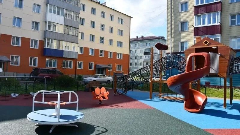Новую детскую площадку с мягким покрытием открыли на улице Восточной в Поронайске Новую детскую площадку с мягким покрытием открыли на улице Восточной в Поронайске