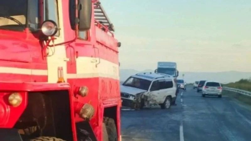 Внедорожник Toyota Land Cruiser врезался в тягач в Долинском районе