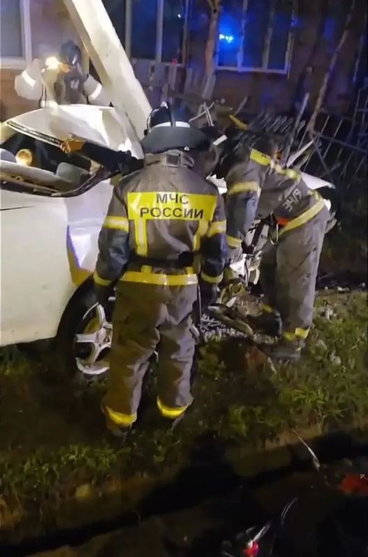 Трое подростков на Toyota Mark II врезались в столб и забор в Охе: есть пострадавшие Трое подростков на Toyota Mark II врезались в столб и забор в Охе: есть пострадавшие