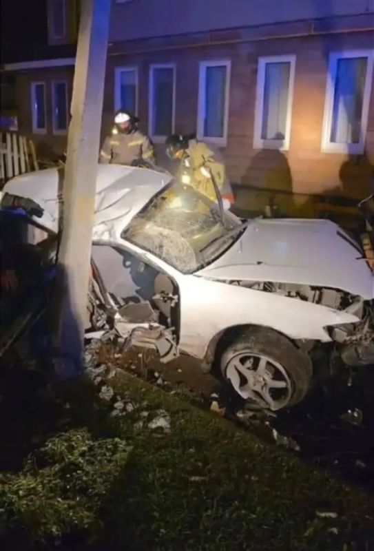 Трое подростков на Toyota Mark II врезались в столб и забор в Охе: есть пострадавшие
