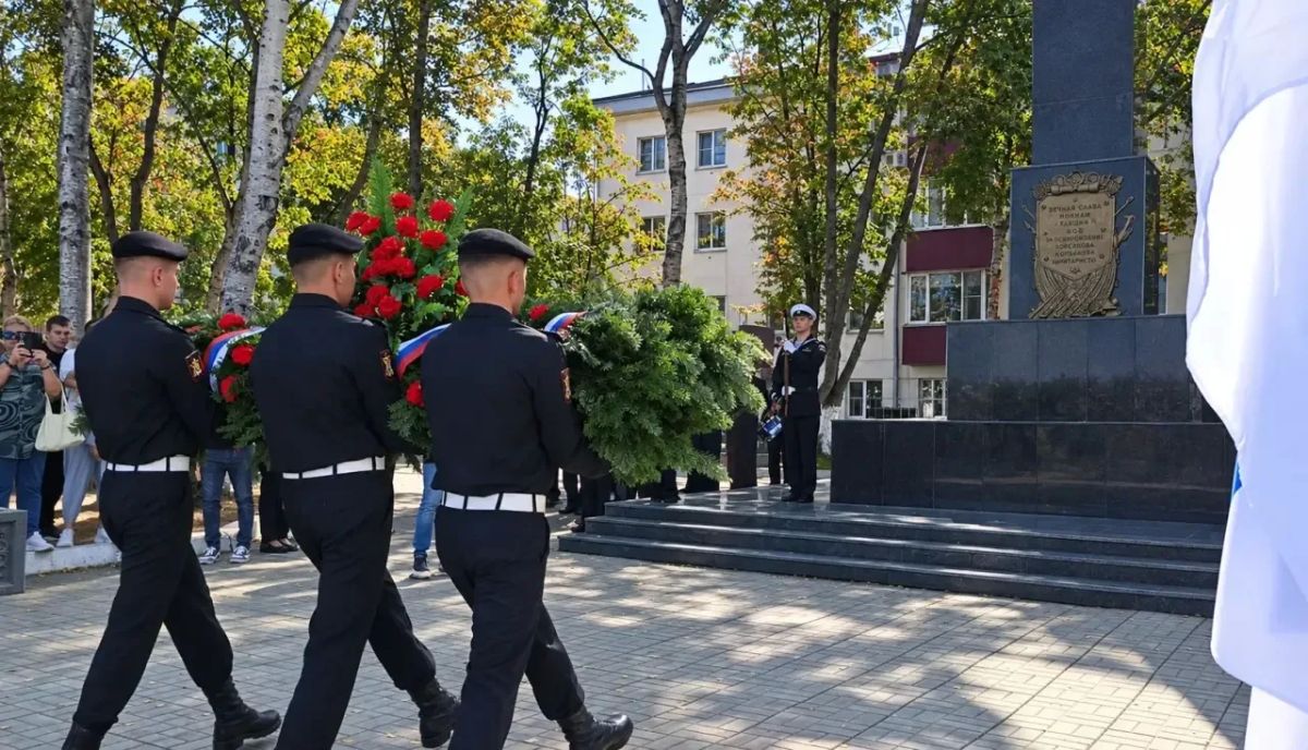 В Корсакове состоялось возложение цветов к памятнику павшим за освобождение города В Корсакове состоялось возложение цветов к памятнику павшим за освобождение города