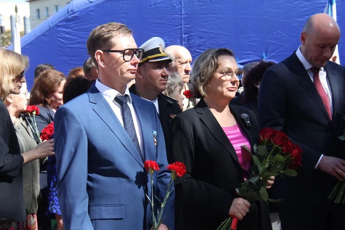 В Корсакове состоялось возложение цветов к памятнику павшим за освобождение города В Корсакове состоялось возложение цветов к памятнику павшим за освобождение города