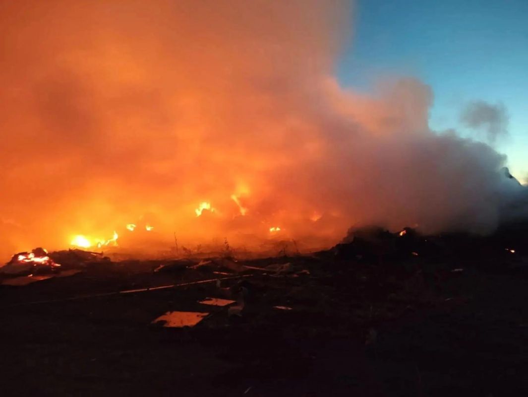 53 тонны воды потребовалось для тушения несанкционированной свалки на территории Поронайска 53 тонны воды потребовалось для тушения несанкционированной свалки на территории Поронайска