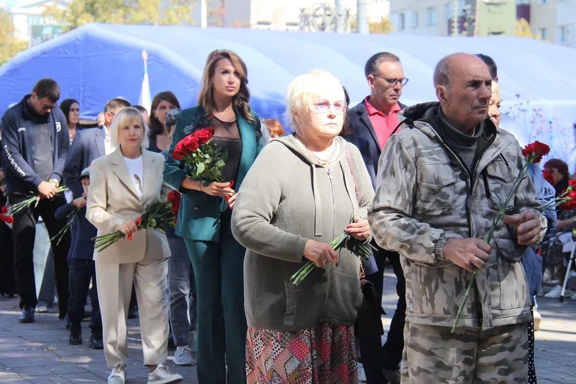 В Корсакове состоялось возложение цветов к памятнику павшим за освобождение города В Корсакове состоялось возложение цветов к памятнику павшим за освобождение города