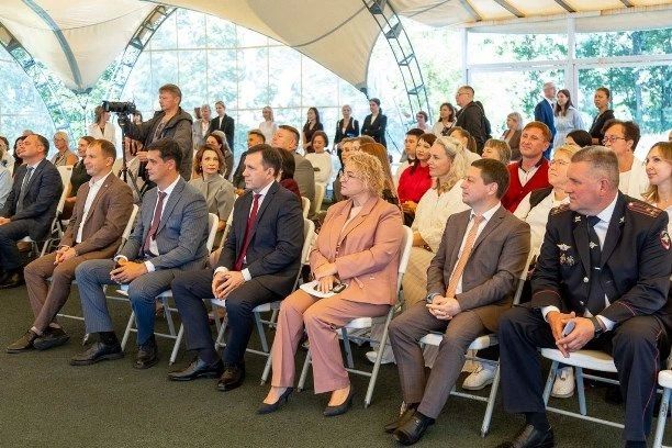 Спортсменам ЦСП Якову Мазину и Карине Гайдамащук вручили премию мэра Южно-Сахалинска