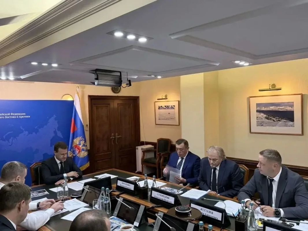 Валерий Лимаренко: Принял участие в совещании под руководством министра РФ по развитию Дальнего Востока и Арктики Алексея Чекункова Валерий Лимаренко: Принял участие в совещании под руководством министра РФ по развитию Дальнего Востока и Арктики Алексея Чекункова