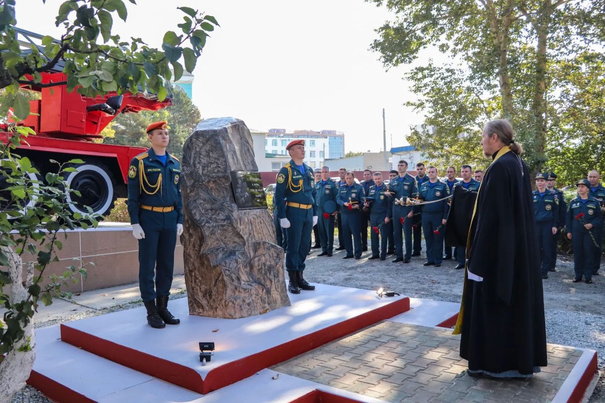 На Сахалине открыли мемориал погибшим сотрудникам пожарной охраны На Сахалине открыли мемориал погибшим сотрудникам пожарной охраны