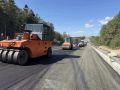 На ремонтируемом участке Корсаковской трассы уложили два слоя асфальта