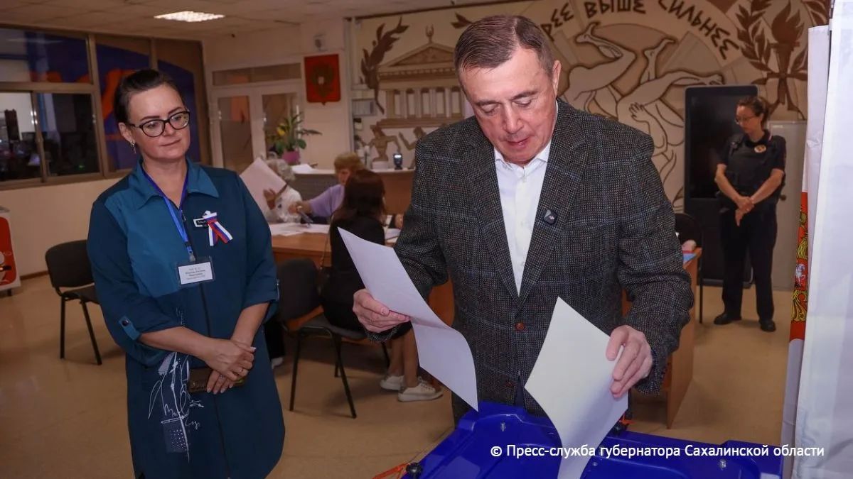 Губернатор Сахалина Лимаренко одним из первых проголосовал на выборах кандидатов в депутаты Госдумы, передает корреспондент ТАСС