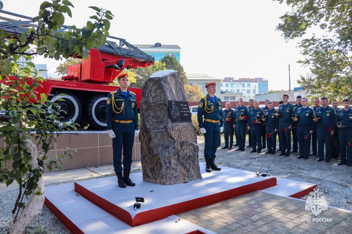 Памятник, в котором есть душа: сахалинские пожарные создали мемориал своими руками Памятник, в котором есть душа: сахалинские пожарные создали мемориал своими руками