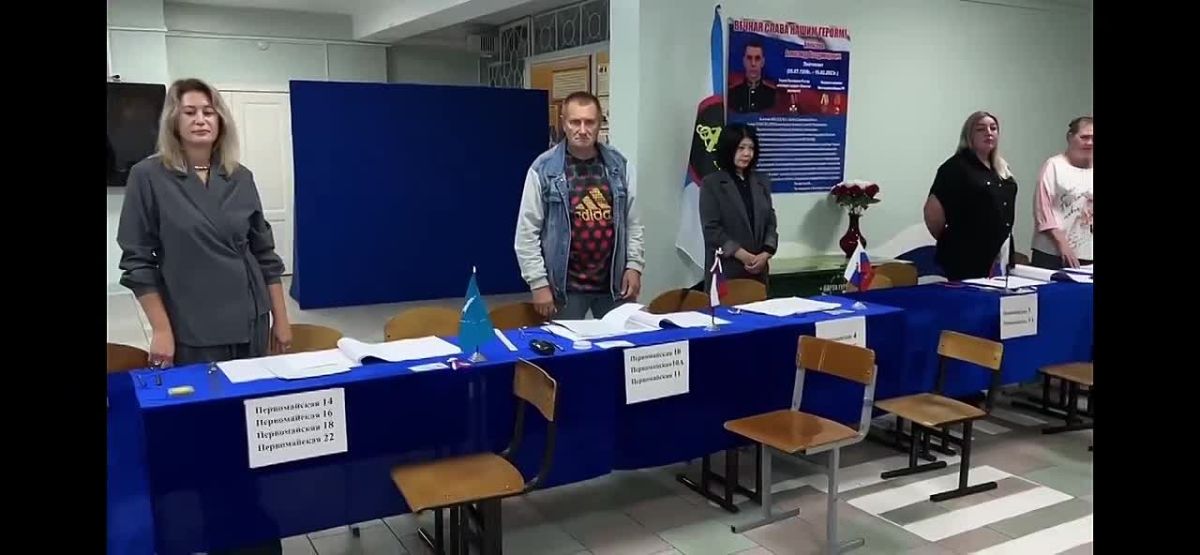 Сегодня все 24 участковые избирательные комиссии Холмского муниципального округа в 8-00 утра торжественно открыли двери избирателям для голосования на выборах депутатов Государственной Думы