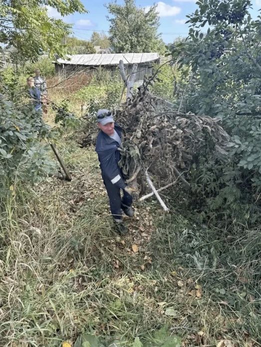 Сахалинские спасатели помогли ветерану ВОВ с уборкой участка Сахалинские спасатели помогли ветерану ВОВ с уборкой участка