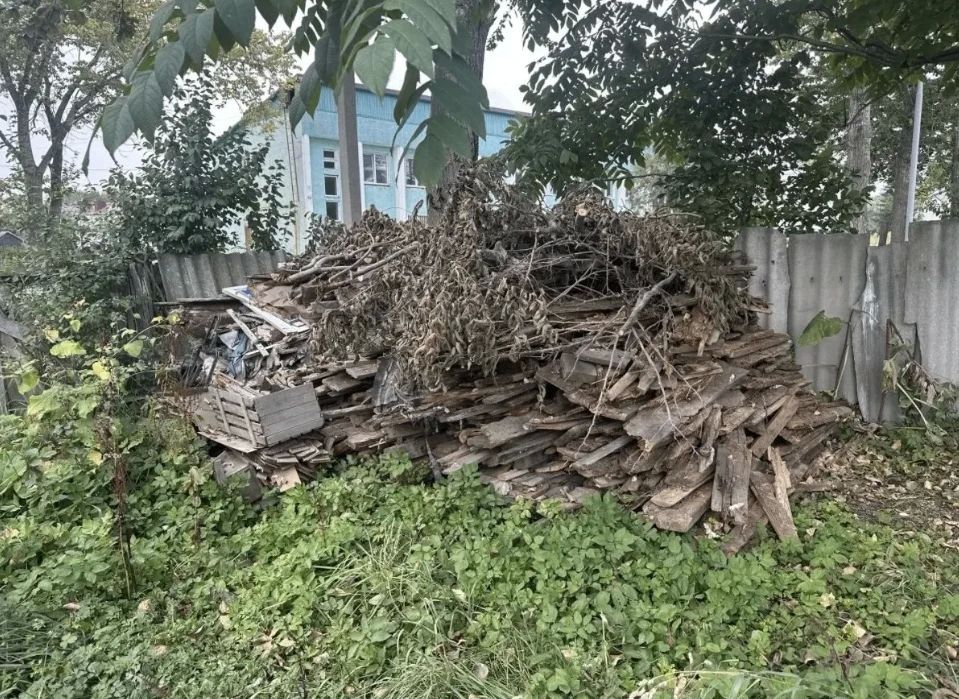 Сахалинские спасатели помогли ветерану ВОВ с уборкой участка Сахалинские спасатели помогли ветерану ВОВ с уборкой участка