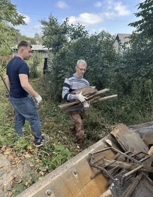 Сахалинские спасатели помогли ветерану ВОВ с уборкой участка Сахалинские спасатели помогли ветерану ВОВ с уборкой участка