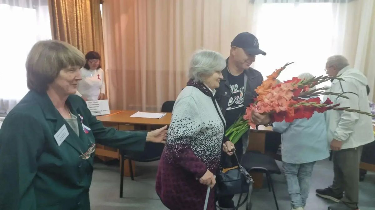 Сегодня на избирательный участок в селе Рейдово пришла Александра Никитична Тырса Сегодня на избирательный участок в селе Рейдово пришла Александра Никитична Тырса