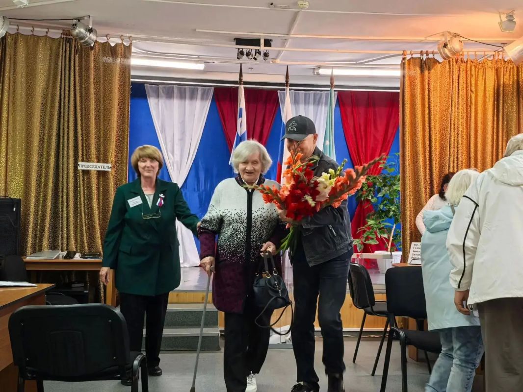 Сегодня на избирательный участок в селе Рейдово пришла Александра Никитична Тырса Сегодня на избирательный участок в селе Рейдово пришла Александра Никитична Тырса